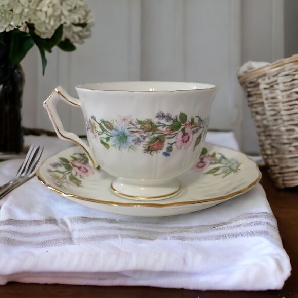 Aynsley Wild Tudor Bouquet Tea Cup Saucer Vtg England Bone China Floral Cottage. - Picture 16 of 16
